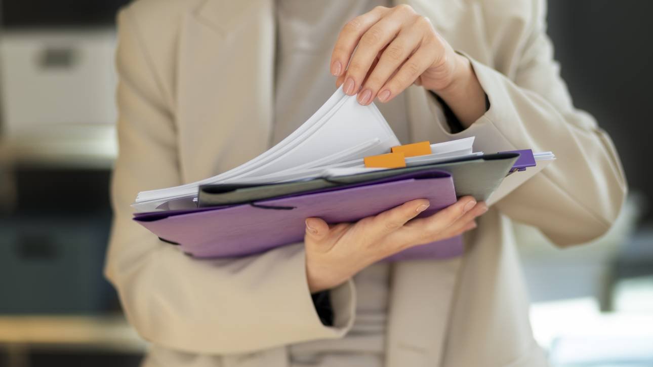 mujer con documentos para trámites de herencias en salamanca